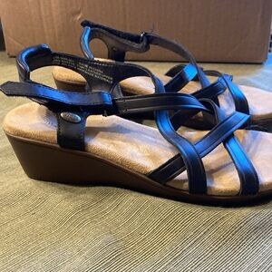 Bass Sunjuns Martha black leather strappy wedge sandals size 7.5W.